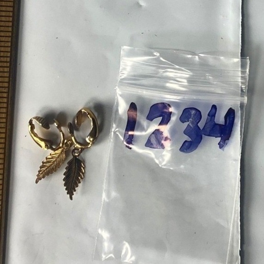 Gold Tone Leaf Charm Pendant Necklace‎ Dainty Vintage Jewelry Accessory